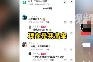 抵制红牛集团！拜仁对阵莱比锡比赛中，看台球迷拉出横幅：FxxkRB